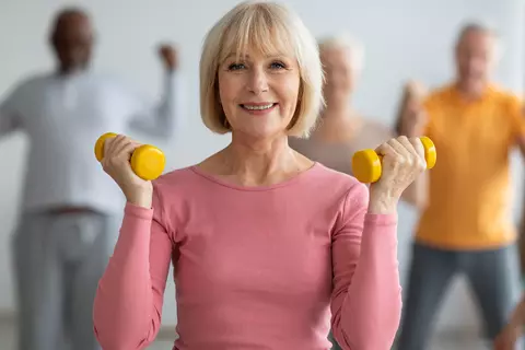 Ältere Dame beim Hantel-Training