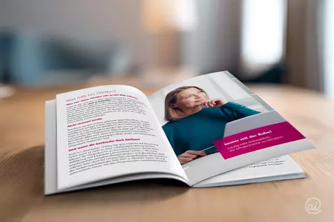 Gedruckte Infobroschüre mit Tipps gegen Tinnitus und Bild einer nachdenklichen, optimistischen Frau.