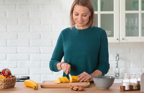 Frau schneidet Gemüse 